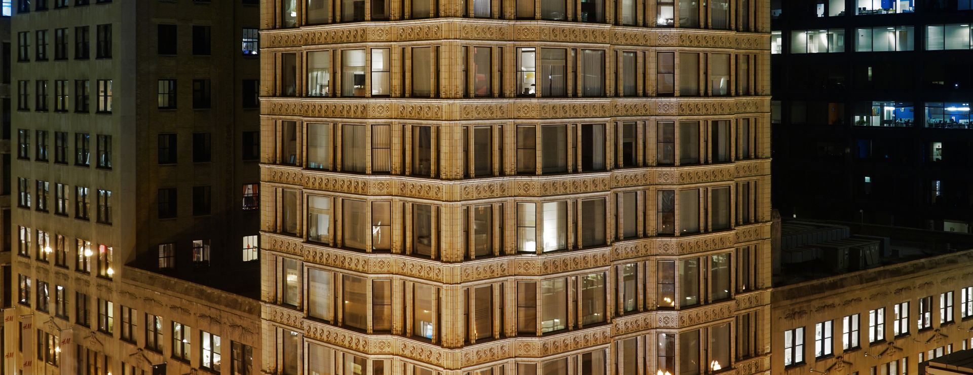 Staypineapple Chicago exterior at night